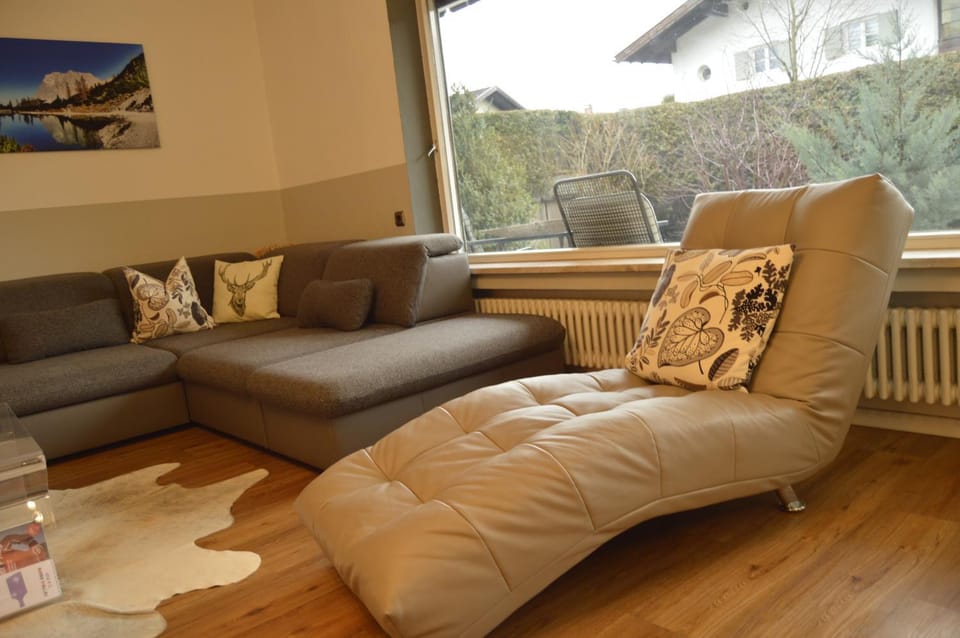 Yeti Lux - Family Garden Lodge Apartment in Garmisch-Partenkirchen