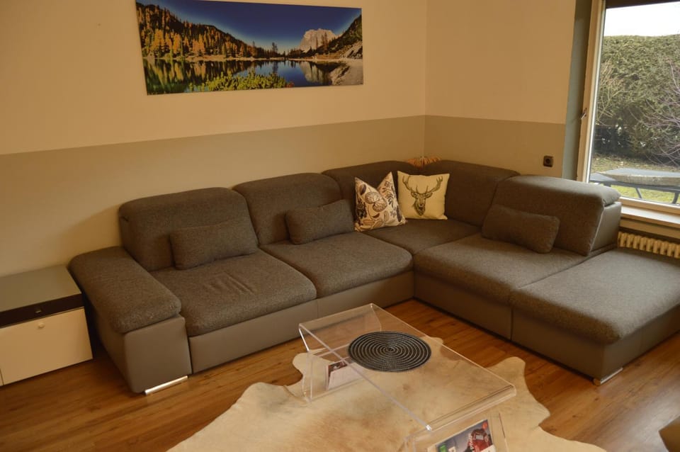 Yeti Lux - Family Garden Lodge Apartment in Garmisch-Partenkirchen