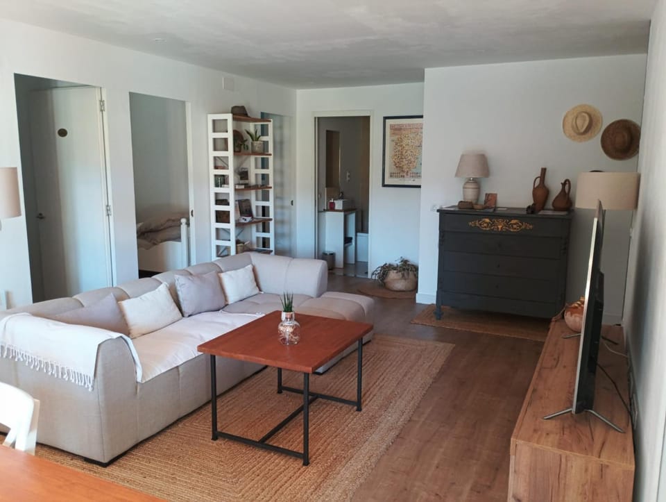 Communal lounge/ TV room, TV and multimedia, Living room, Seating area