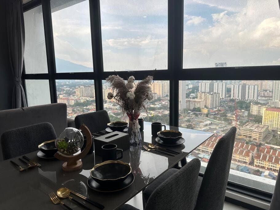New Brand KTV SET, Netflix, 3 Queen Bed High Floor Apartment in George Town