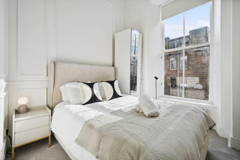 (G2) Central 1 Bed Blythswood Flat Apartment in Glasgow