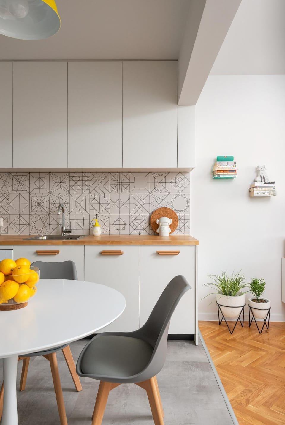 Kitchen or kitchenette, Dining area