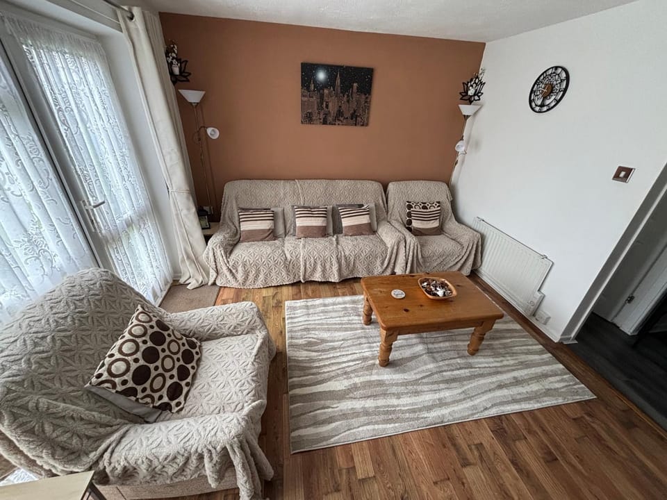 140, Three bed two storey chalet on Bermuda holiday park, Hemsby - Sleeps 6 on a pet free site - entertainment onsite and close by Chalet in Hemsby