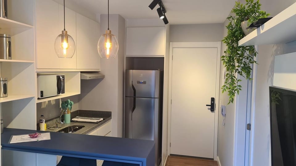 Kitchen or kitchenette, minibar, oven, stove