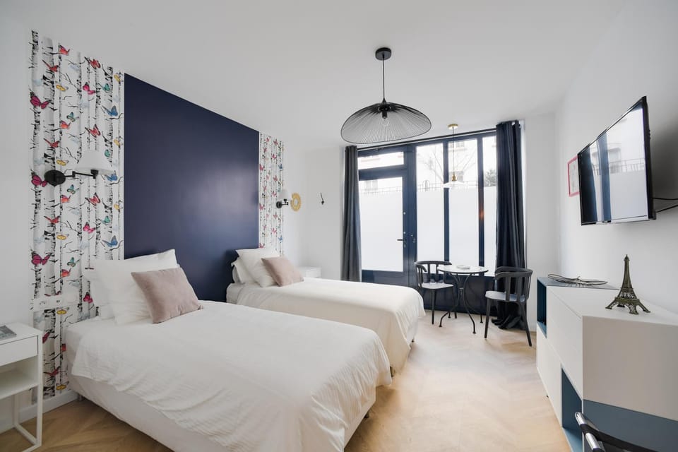 Bed, Living room