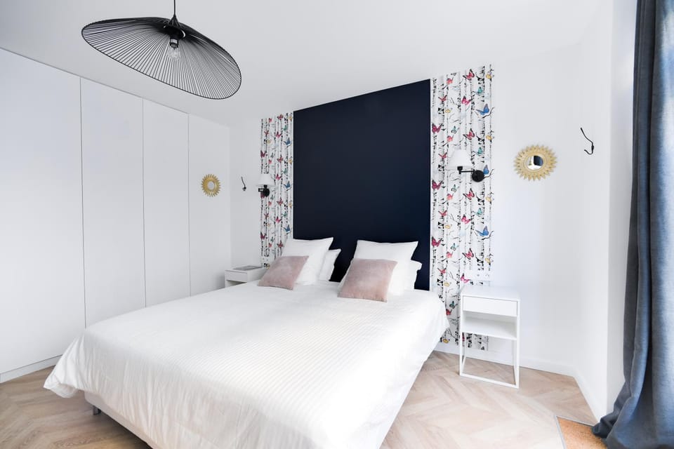Bed, Living room