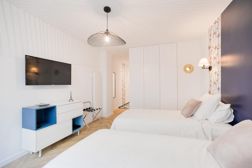 Bed, Living room