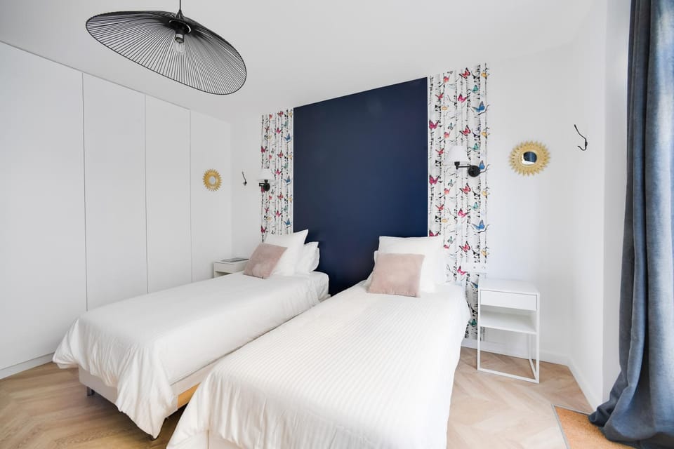 Bed, Living room