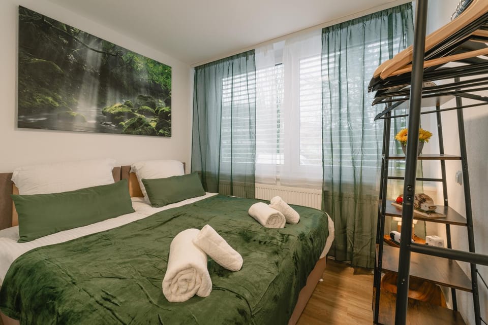 Bed, Photo of the whole room, Bedroom, towels