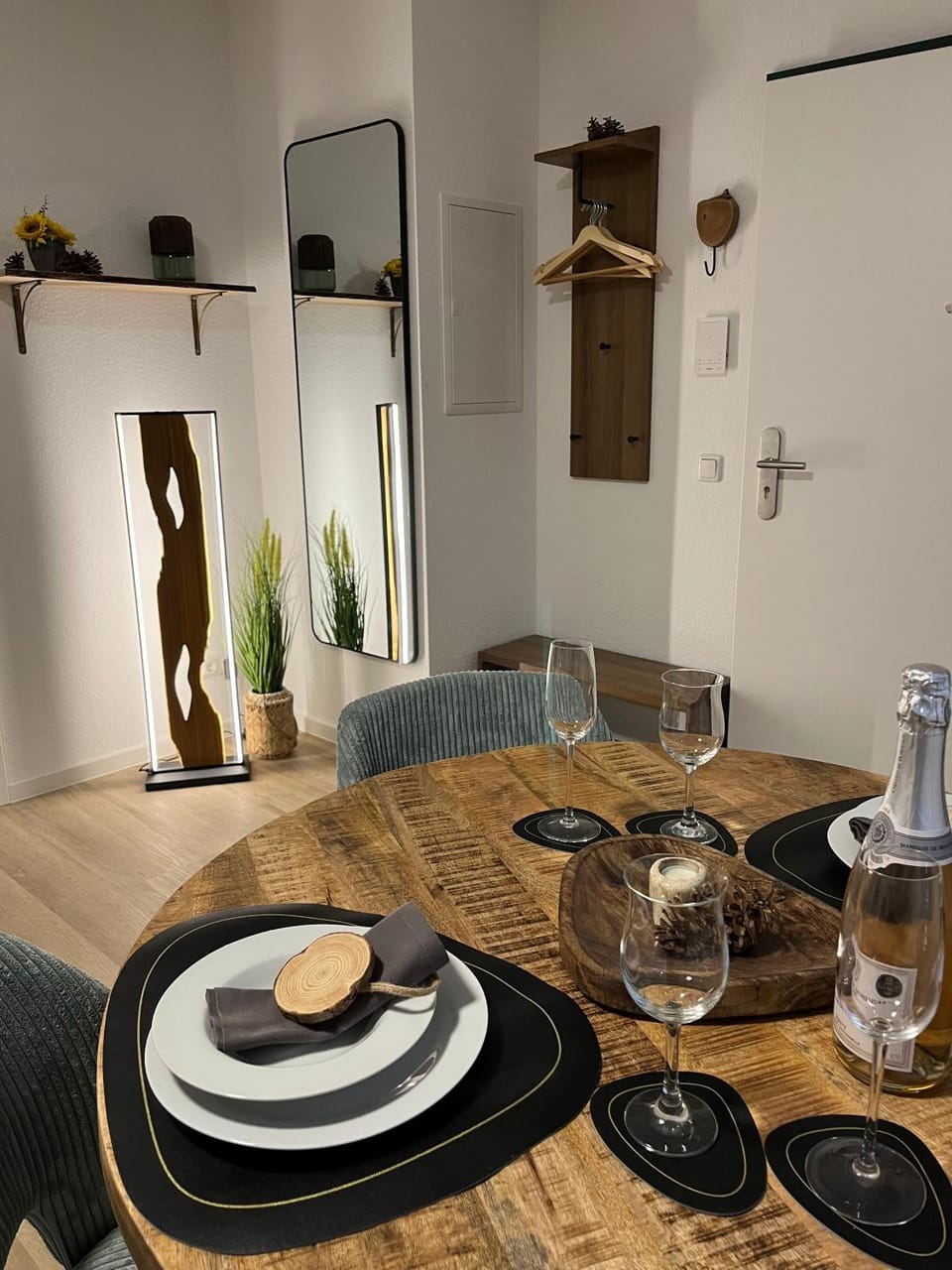 Living room, Decorative detail, Seating area, Dining area