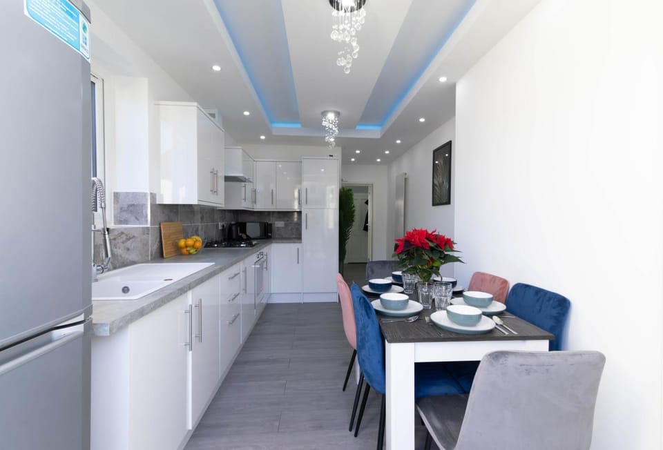 Open Mind Property - 6 Luxury Bedrooms with Free Parking House in Portsmouth