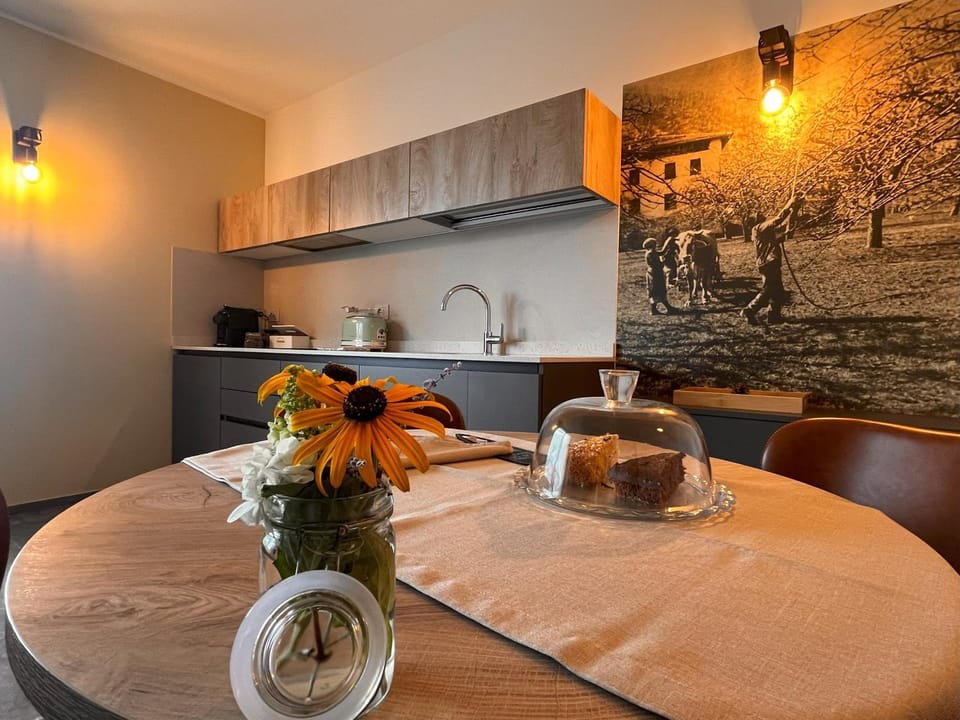 Kitchen or kitchenette, Seating area
