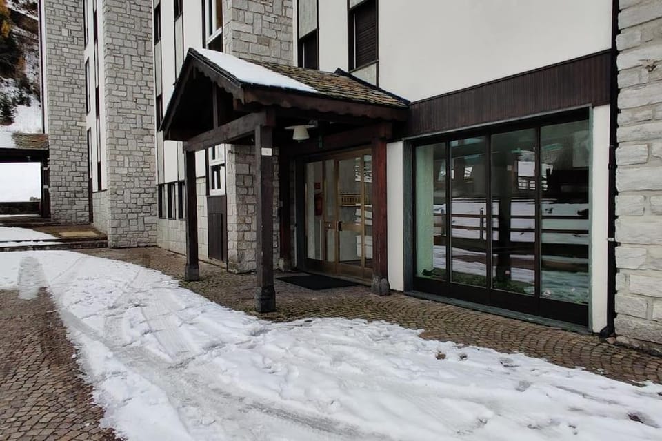Property building, Day, Winter
