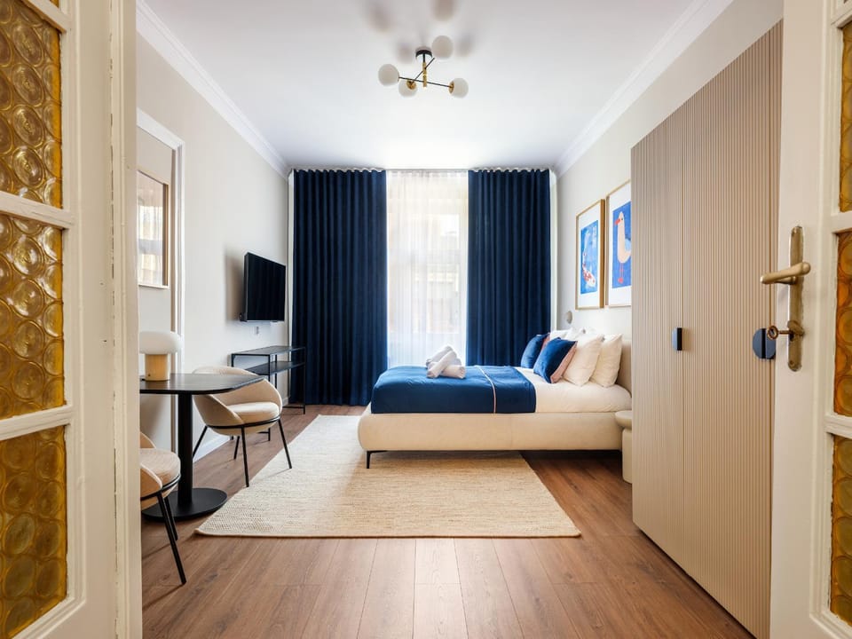 Bed, Photo of the whole room, Seating area, Bedroom, internet, air conditioner