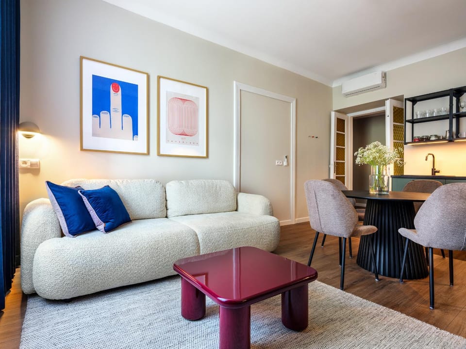 Kitchen or kitchenette, Living room, Seating area, Dining area, internet, stove, air conditioner