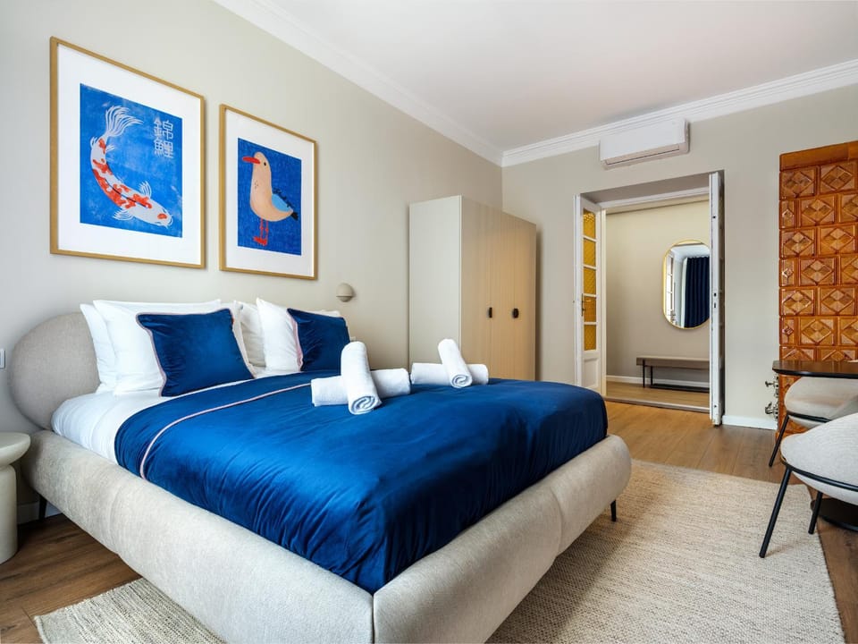 Bed, TV and multimedia, Photo of the whole room, Seating area, Evening entertainment, Bedroom, towels, wardrobe, air conditioner