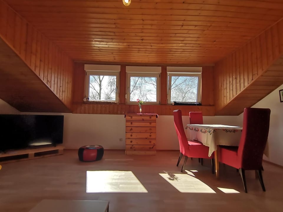 TV and multimedia, Living room, Seating area, Dining area