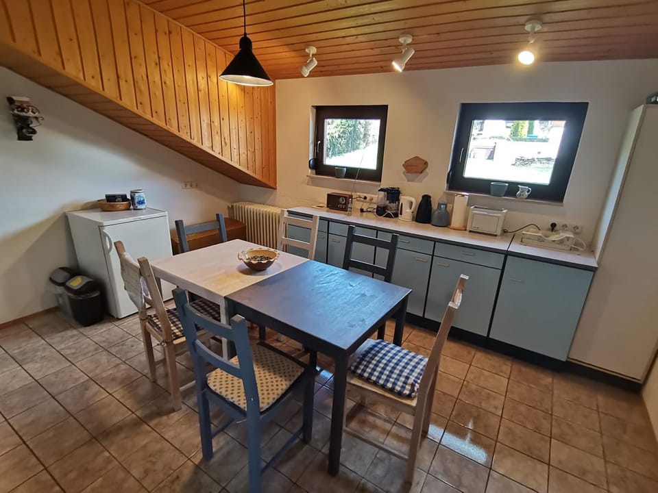 Coffee/tea facilities, Dining area, toaster, kitchen