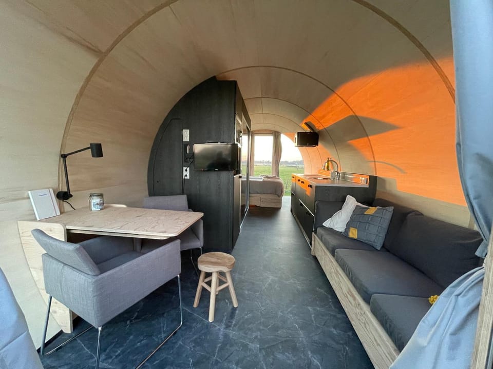 Property building, Kitchen or kitchenette, Living room, Seating area, Dining area