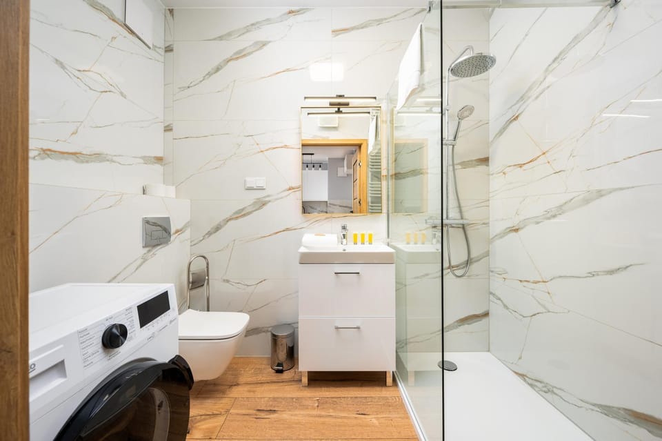 Shower, Toilet, Bathroom, towels, washing machine