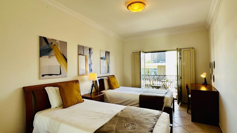 Bed, Photo of the whole room, Seating area, Bedroom