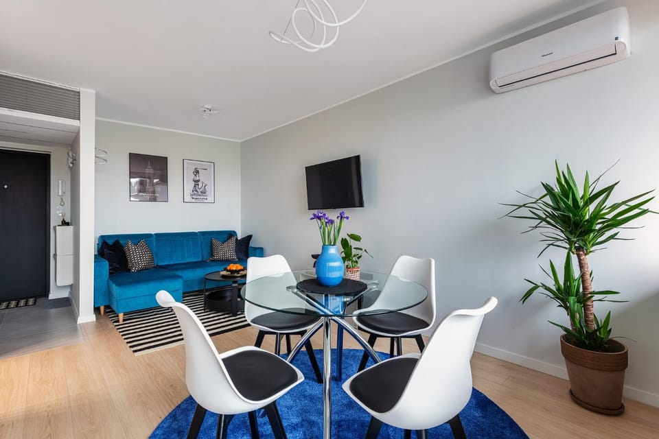 Communal lounge/ TV room, TV and multimedia, Living room, Seating area, Dining area, air conditioner
