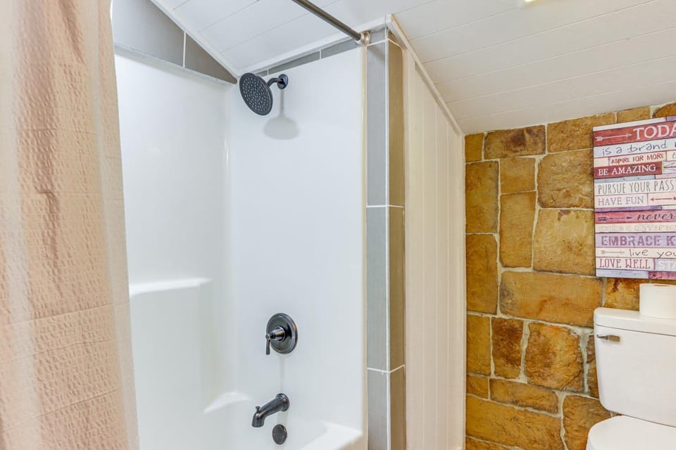 Bunkhouse-Style Studio in Elkins Near ATV Trails! Apartment in Arkansas