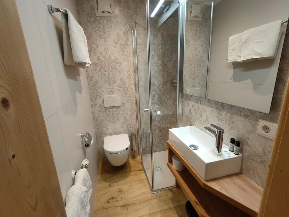 Shower, Toilet, Bathroom, towels