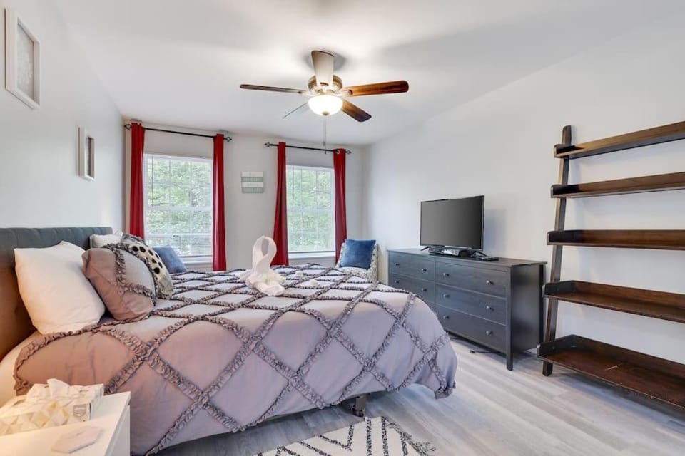 Bed, TV and multimedia, Photo of the whole room, Bedroom, cot, fireplace