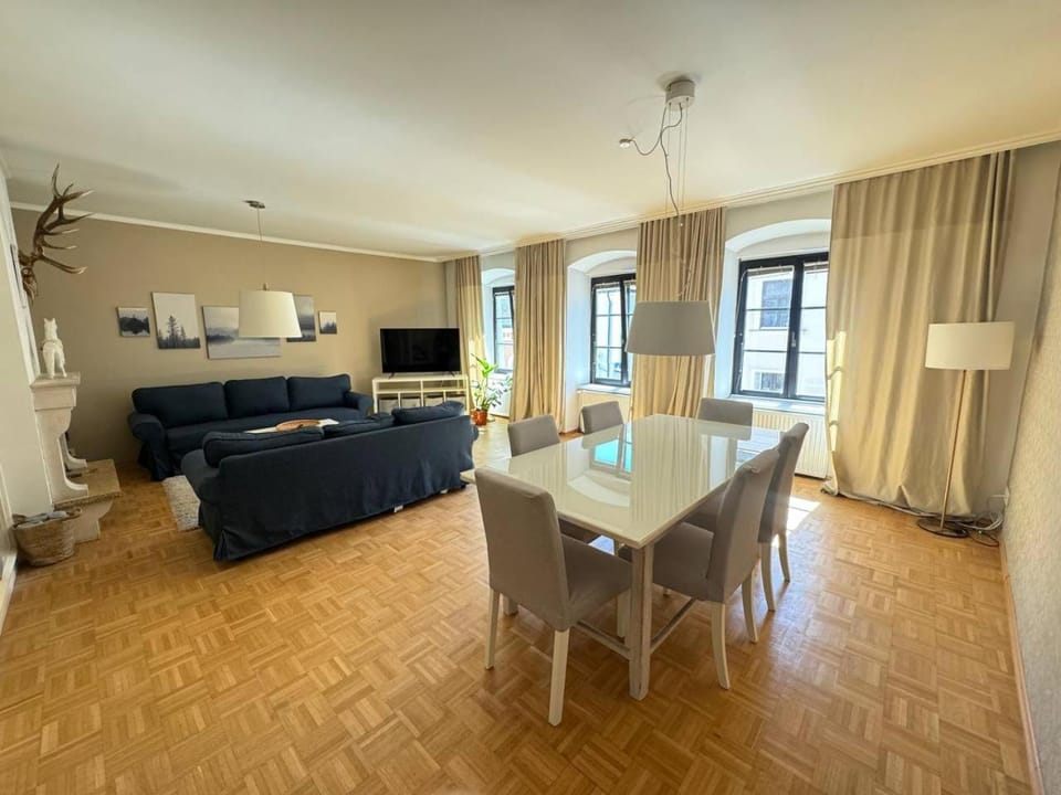 Living room, Photo of the whole room, Seating area, Dining area