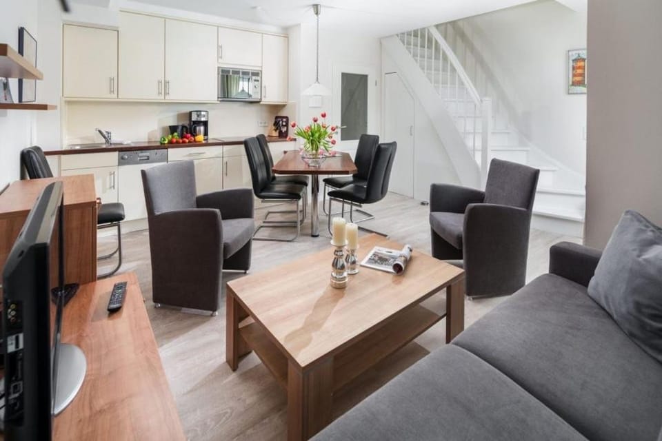 Kitchen or kitchenette, Living room, Seating area, Dining area