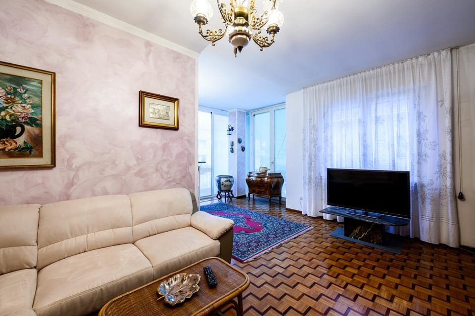 Communal lounge/ TV room, TV and multimedia, Living room, Seating area, Evening entertainment