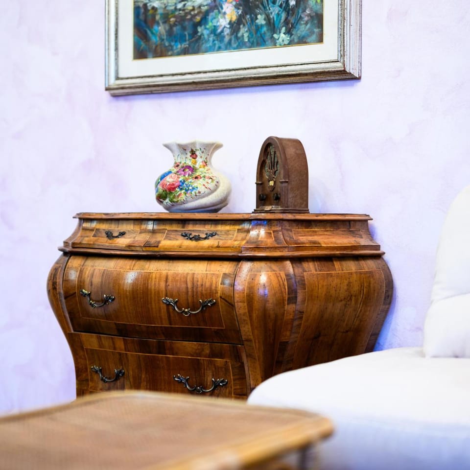 Photo of the whole room, Decorative detail, hair dresser