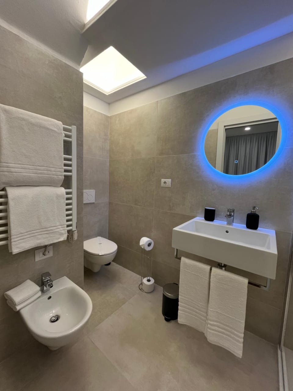 Shower, Toilet, Bathroom, bidet, towels