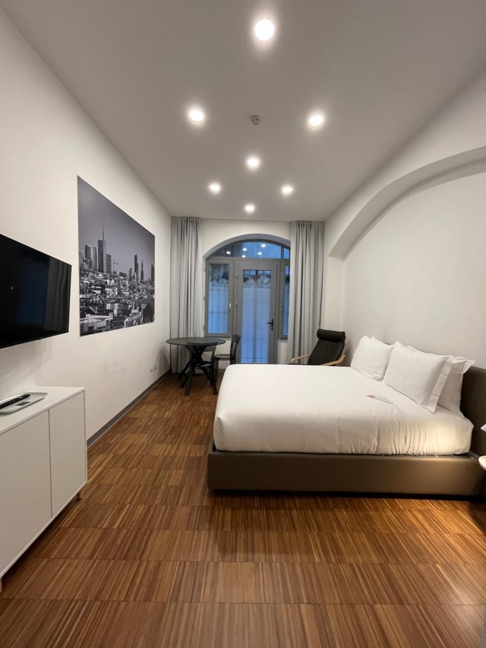 Bed, Living room, Photo of the whole room, Seating area, Bedroom