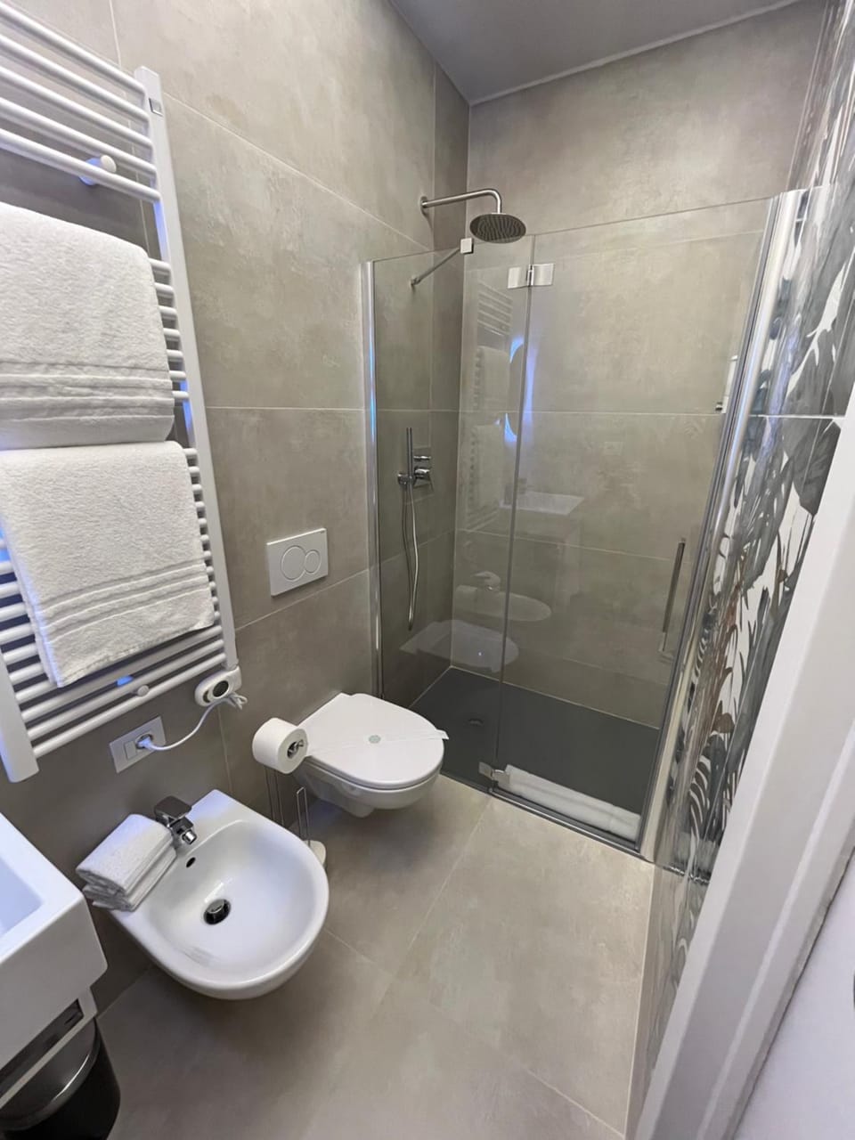 Shower, Toilet, Bathroom, bidet, towels