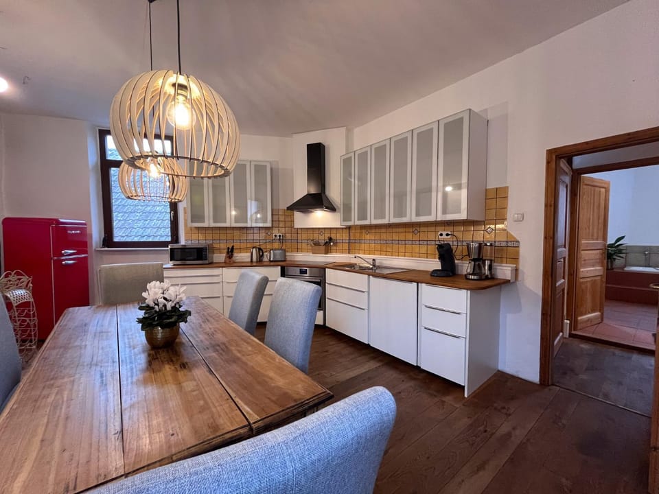 Kitchen or kitchenette, Dining area, minibar, pet friendly, stove