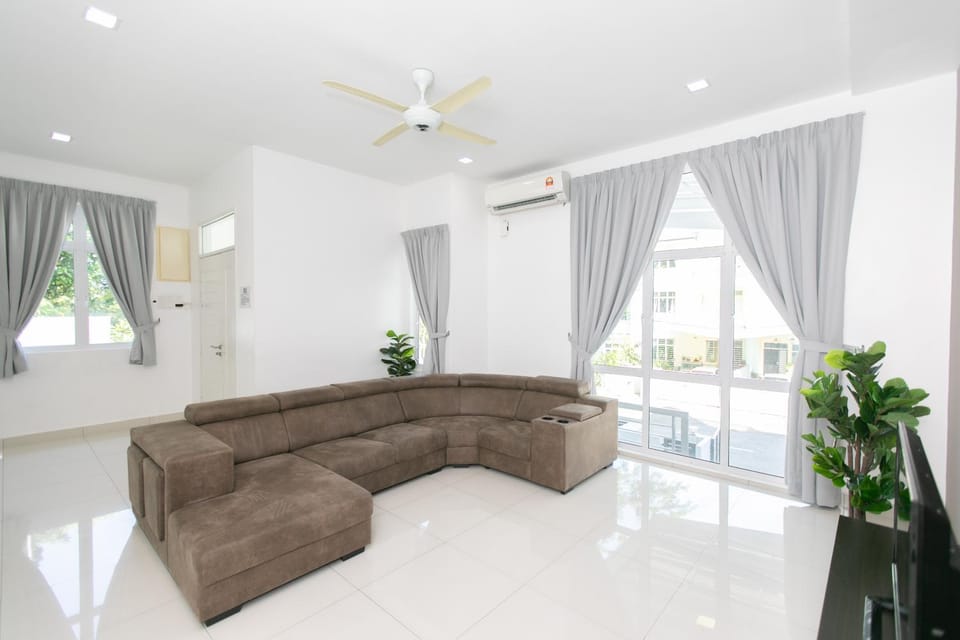 Beach side spacious 5BR 20pax pool house House in Tanjung Bungah