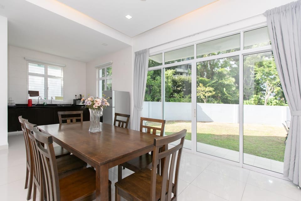 Beach side spacious 5BR 20pax pool house House in Tanjung Bungah