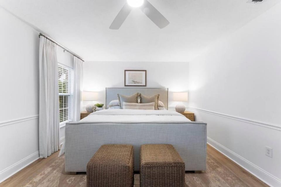 SOBE Retreat - Designers Dream - Fenced backyard House in Jacksonville Beach