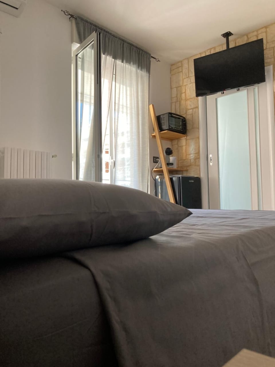 Bed, TV and multimedia, Photo of the whole room, Bedroom, air conditioner