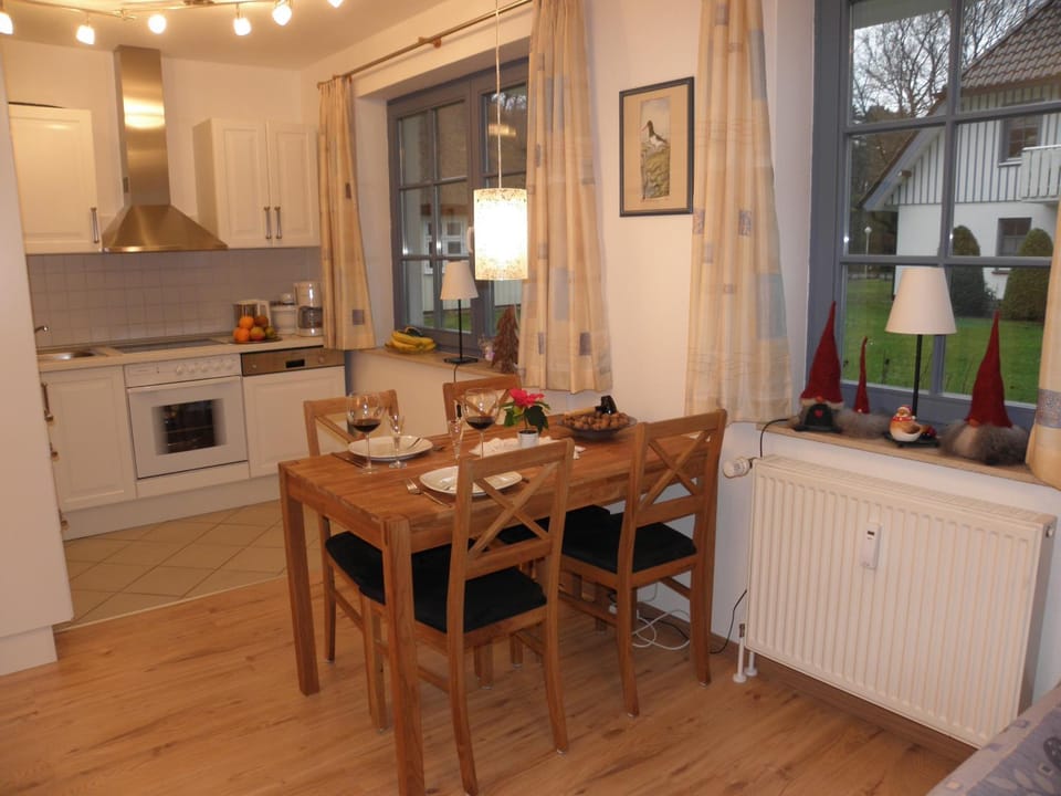 Kitchen or kitchenette, Seating area, Dining area