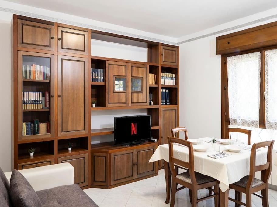 Library, TV and multimedia, Living room, Seating area, Dining area