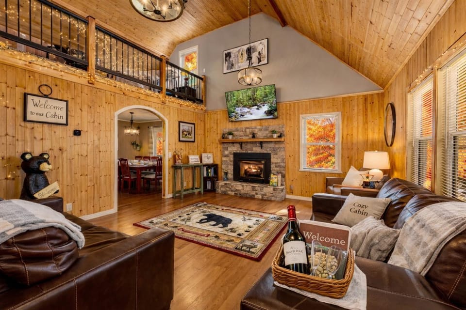 Creek, Pet Friendly, King Beds, Wow Views, Private, Fenced in Patio, Easy Roads House in Sevier County