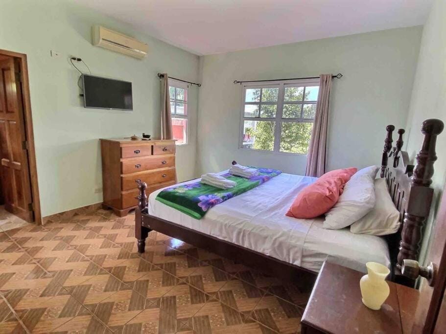 Bed, TV and multimedia, Photo of the whole room, Bedroom, towels, air conditioner