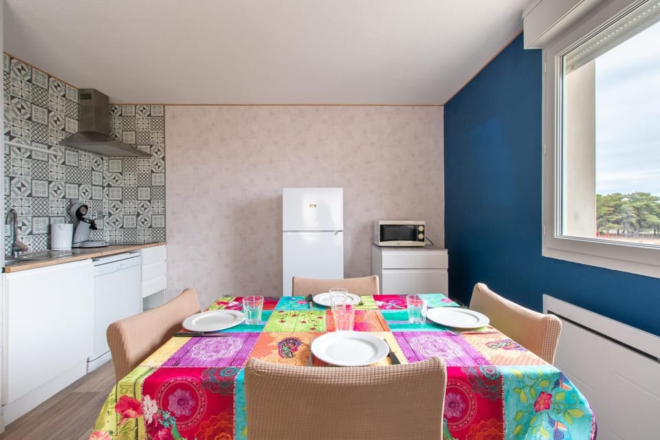 Kitchen or kitchenette, Dining area, Food