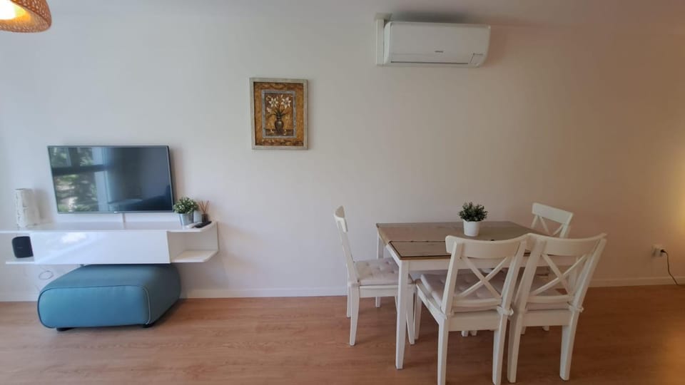 Seating area, Dining area, air conditioner