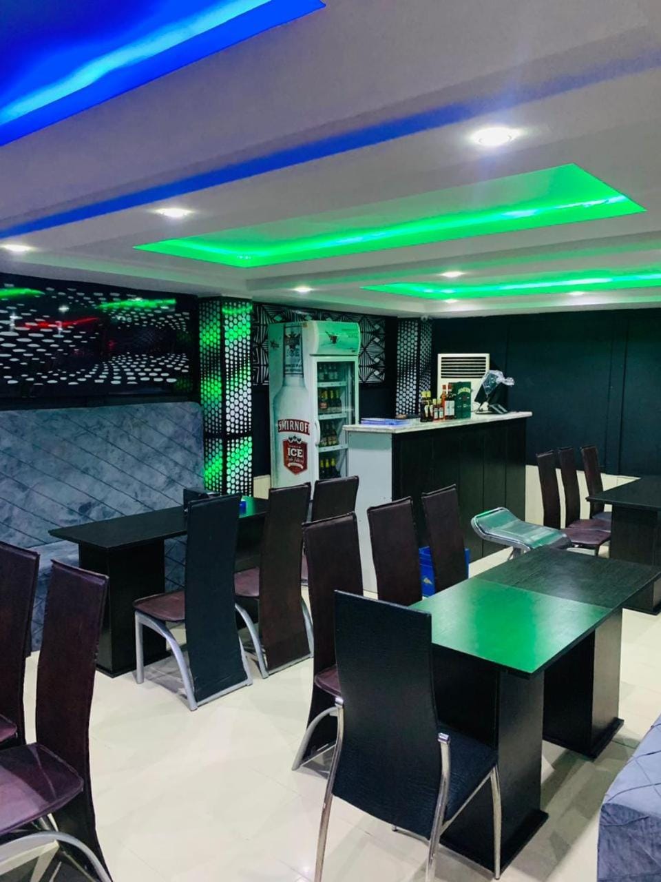 Restaurant/places to eat, Restaurant/places to eat, Kitchen or kitchenette, Lounge or bar