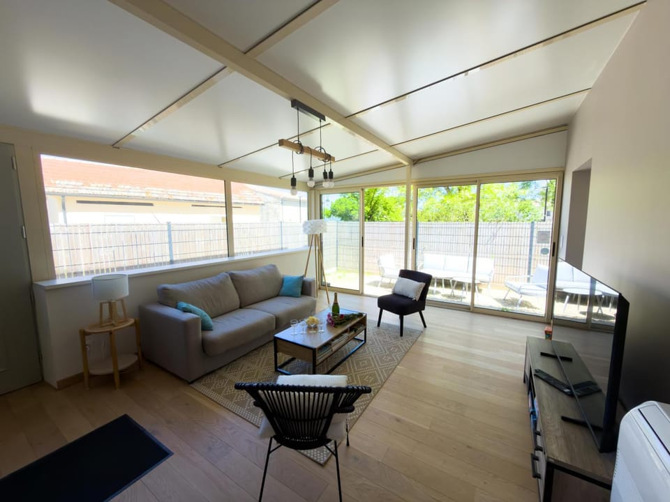 Communal lounge/ TV room, Living room, Seasons