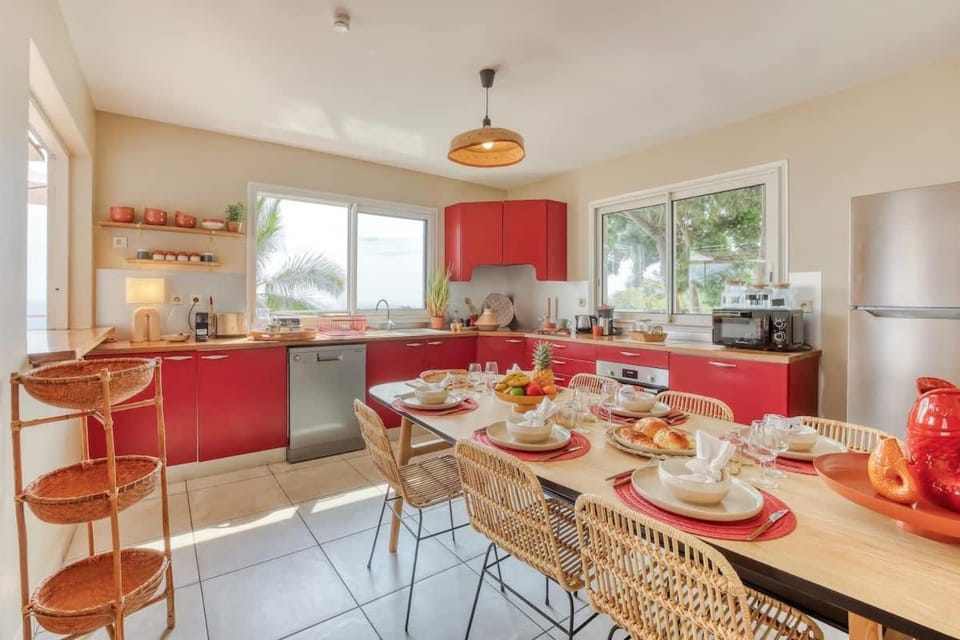 Kitchen or kitchenette, Dining area, stove